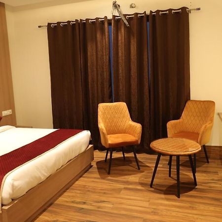Hotel Crown Savoy, Near Railway Station & Guru Nanak Dev University Amritsar Exterior photo
