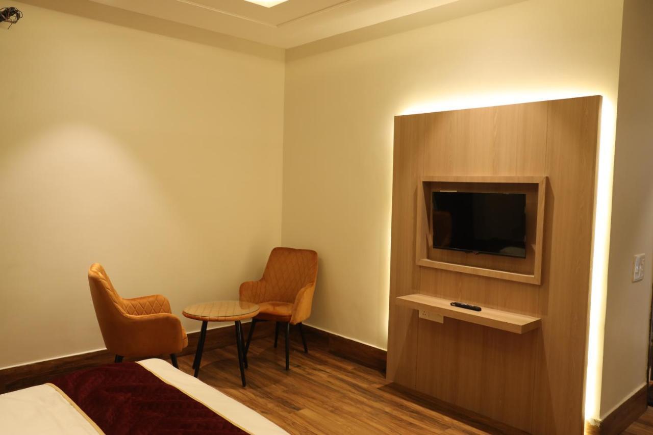 Hotel Crown Savoy, Near Railway Station & Guru Nanak Dev University Amritsar Exterior photo